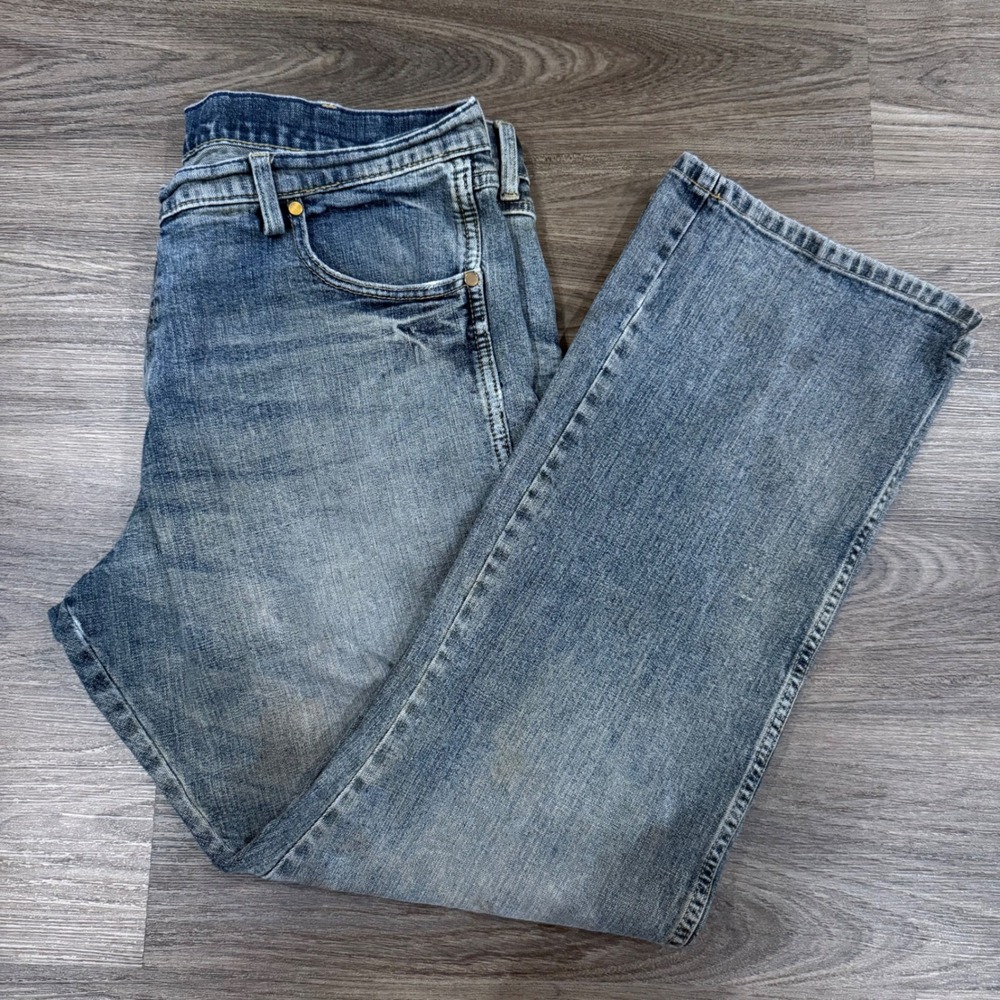 Wrangler Men's Blue Wash Bootcut Denim Jeans Size 38 x 30 rugged workwear - Picture 1 of 7